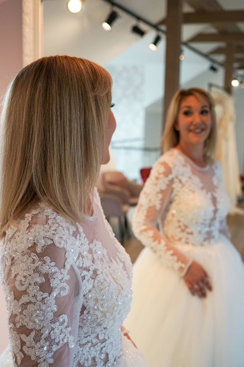 weißes Brautkleid im Salon Grünfelder